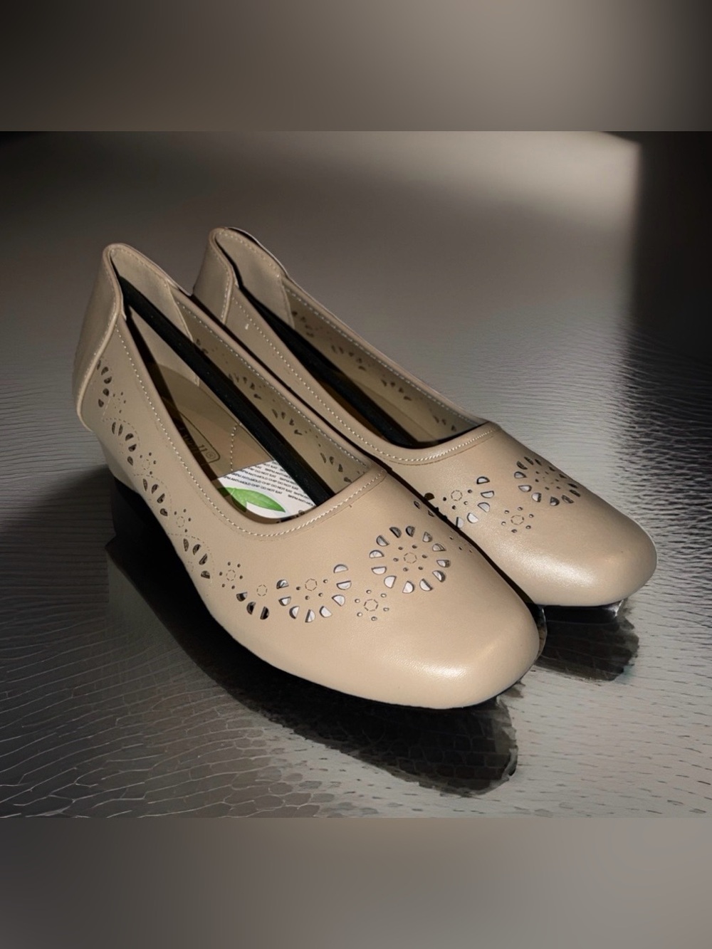 NWT Comfort-Well by Beacon Tammy Light Tan Perforated Women's Flats-8-No Box